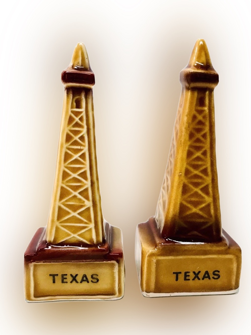 Vintage 1970’s MCM Texas Souvenir Tower Ceramic Salt & Pepper Shaker Set - Picture 8 of 8